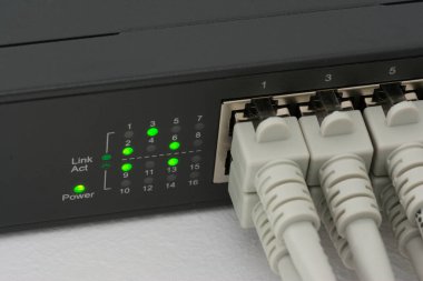 RJ45 ağ kablosu ile ağ anahtarı
