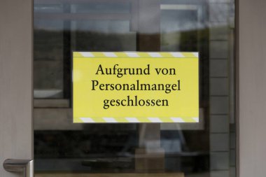 Almanca bilgi işareti: Aufgrund von Personalmangel geschlossen (Personel sıkıntısı nedeniyle kapatıldı)