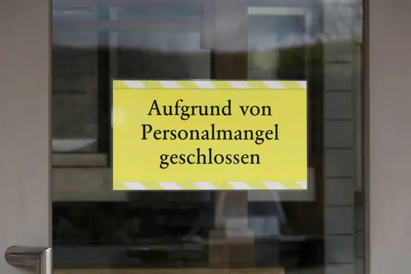 Voorlichtingsbord Het Duits Aufgrund Von Personalmangel Geschverliezen Gesloten Wegens Personeelstekort Rechtenvrije Stockafbeeldingen