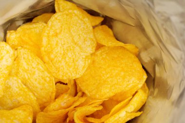 Yakın çekim: Patates cipsi poşetine bak.