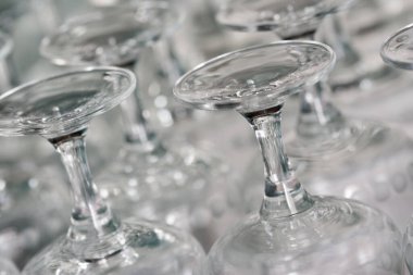 Barda bir sürü şampanya bardağı var.