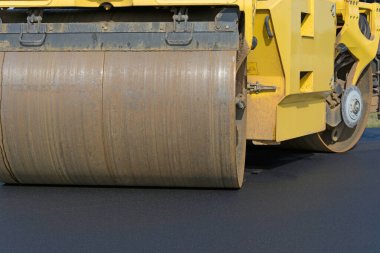 Modern bir yol silindirinin yakın çekimi