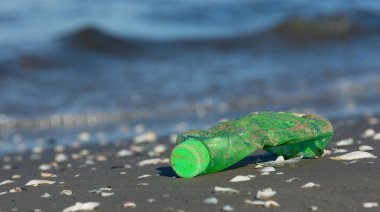 Kıyıdaki plastik atıkları kapatın.