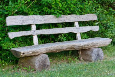 Yazın eski ahşap bankta