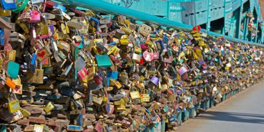 Wroclaw Breslau 'daki Tumski Köprüsü' nde birçok aşk kilitleri