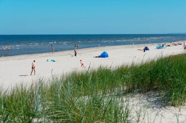 İnsanlarla dolu kumlu deniz manzarası