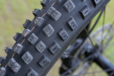 Modern bir dağ bisikletinin lastik izlerine yakın çekim