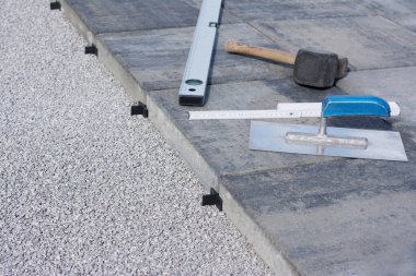 Modern veranda levhaları döşenmiştir.