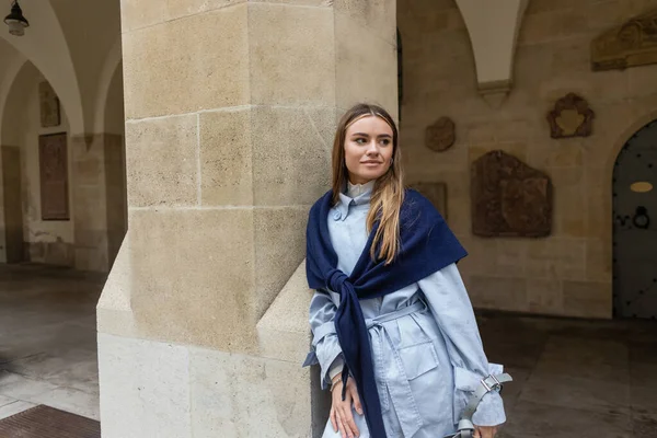 Jeune Femme Avec Écharpe Sur Dessus Trench Coat Bleu Posant — Photo
