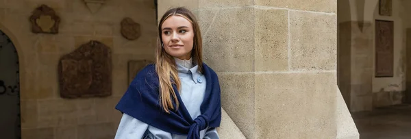 Ung Kvinna Med Halsduk Ovanpå Blå Trenchcoat Poserar Nära Historisk — Stockfoto