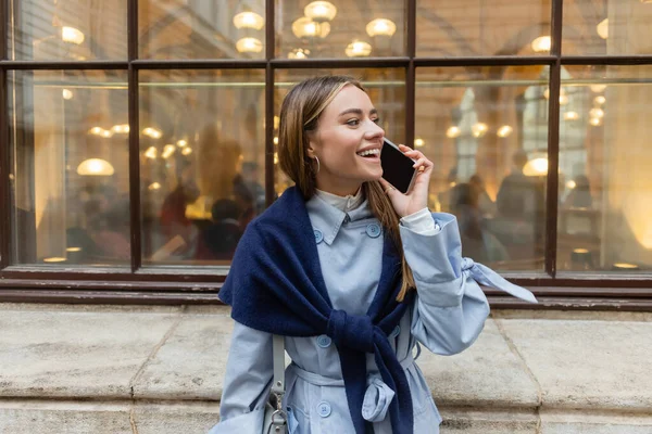 Glad Kvinna Med Halsduk Blå Trenchcoat Talar Smartphone Gatan Wien — Stockfoto