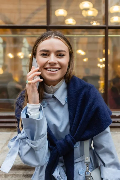 Şık Giyinmiş Mutlu Kadın Viyana Sokakta Akıllı Telefondan Konuşuyor — Stok fotoğraf