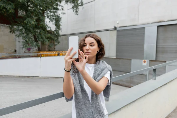 Όμορφη Μελαχρινή Γυναίκα Ζεστό Πουλόβερ Στους Ώμους Χρησιμοποιώντας Κινητό Τηλέφωνο — Φωτογραφία Αρχείου