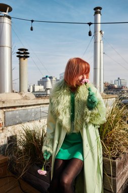 seyahat ve moda, Viyana 'da çatı terasına bakan sıradan giyinmiş şık bir kadın.