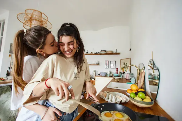 Счастливая Молодая Лесбийская Пара Лет Готовит Завтрак Целуется Кухне Интимный — стоковое фото