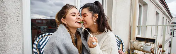 Sonriente Mujer Lesbiana Alimentando Novia Mientras Desayuna Balcón Lgbt Pareja — Foto de Stock