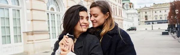 Gelukkig Lesbisch Paar Bovenkleding Glimlachen Terwijl Knuffelen Elkaar Buurt Van — Stockfoto