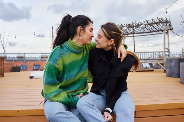 Momento Tierno Entre Mujeres Lesbianas Alegres Sentadas Juntas Una Azotea Fotos De Stock