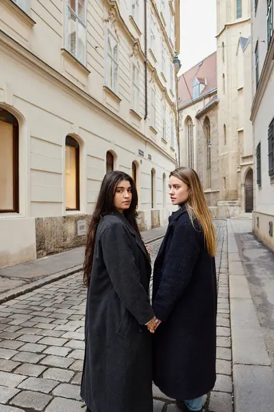 Avrupa Yürürken Ele Tutuşan Modaya Uygun Giyimli Mutlu Lezbiyen Çift - Stok İmaj