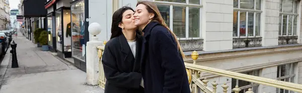 Intiem Moment Van Gelukkige Lesbische Vrouwen Liefde Staan Samen Straat Stockafbeelding