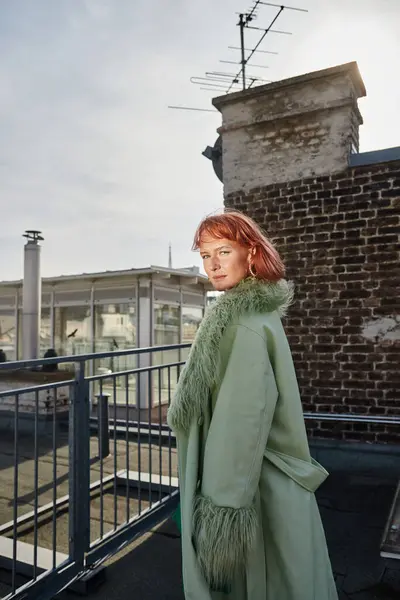 Модна жінка мандрівник у повсякденному вбранні, дивлячись на камеру на терасі на даху у Відні, Австрія — стокове фото