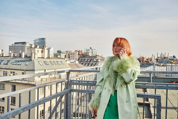 Séduisante femme en tenue décontractée élégante parlant sur téléphone portable sur la terrasse du toit à Vienne, Autriche — Photo de stock