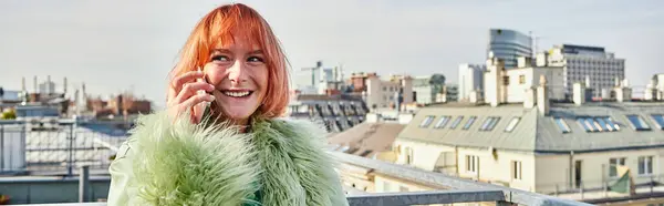 Радісна модна жінка розмовляє на смартфоні і дивиться на терасу на даху у Відні, банер — стокове фото