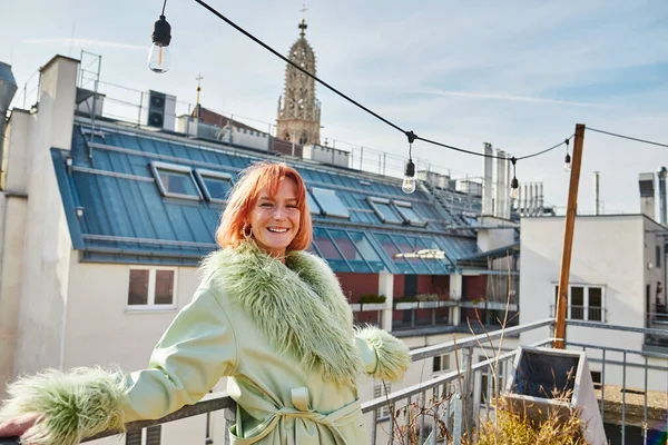 Ravie femme en tenue décontractée tendance regardant la caméra sur la terrasse du toit à Vienne, Autriche — Photo de stock