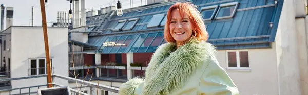 Задоволена жінка в стильному повсякденному вбранні, дивлячись на камеру на терасі на даху у Відні, банер — стокове фото