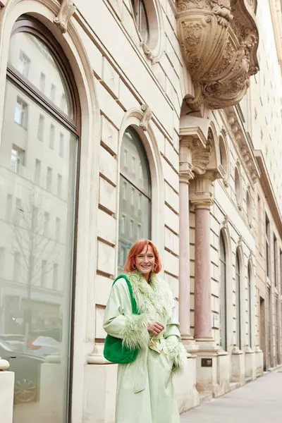 Straßenmode, fröhliche Frau im trendigen Casual-Outfit, die auf der urbanen Straße in Wien spaziert — Stockfoto