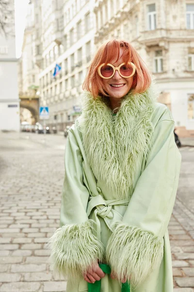 Street fashion, voyageuse joyeuse en lunettes de soleil branchées marchant dans la rue de Vienne, Autriche — Photo de stock