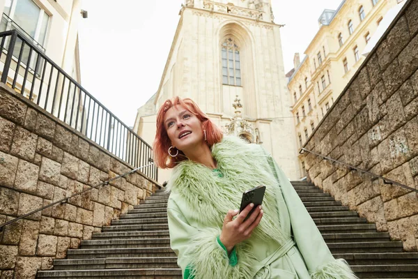 Mode de vie de voyage, femme branchée avec téléphone portable regardant loin sur la rue urbaine à Vienne, Autriche — Photo de stock