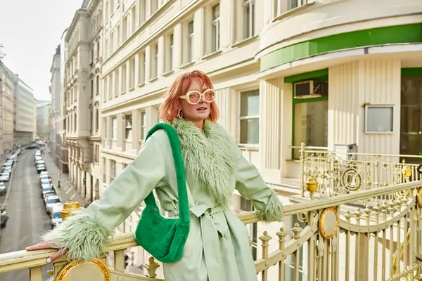 Urlaub in Wien, Frau in stylischem Freizeitoutfit und Sonnenbrille steht auf Straßenbrücke — Stockfoto