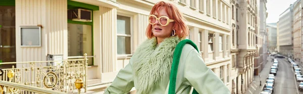 Vacances à Vienne, femme en tenue décontractée tendance et lunettes de soleil debout sur le pont de la rue, bannière — Photo de stock