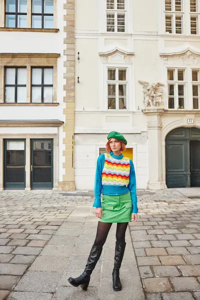 Міський стиль, модна жінка в береті і яскравий жилет, що дивиться на вулицю у Відні, Австрія — стокове фото