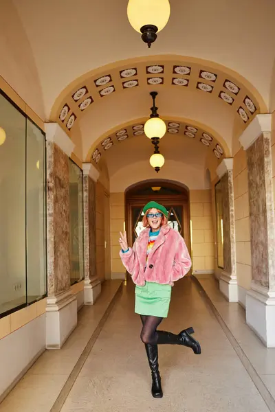 Excited woman in trendy outfit and sunglasses showing victory sign in building of Vienna, Austria — Stock Photo
