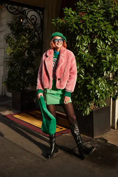 Mulher elegante alegre em óculos e casaco de pele falso rindo na rua em Viena, Áustria — Fotografia de Stock