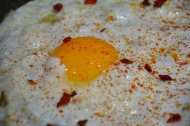 Baharatlı kızarmış yumurta, kırmızı biber ve kırmızı biber, büyük boy kahvaltı.