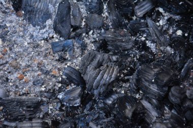 Beton üzerine yanmış kömür dokusu Arka plan ya da Çevresel Konseptler İçin Mükemmel