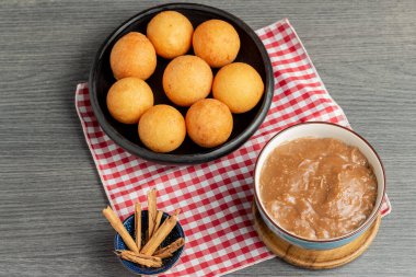 Lezzetli tipik Kolombiya yemekleri, krema ve börek.