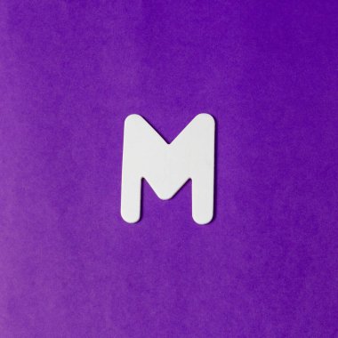 Ahşap desenli M harfi - Mor arkaplan