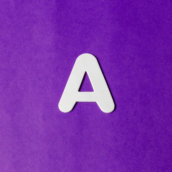 Letra Textura Madera Fondo Púrpura — Foto de Stock