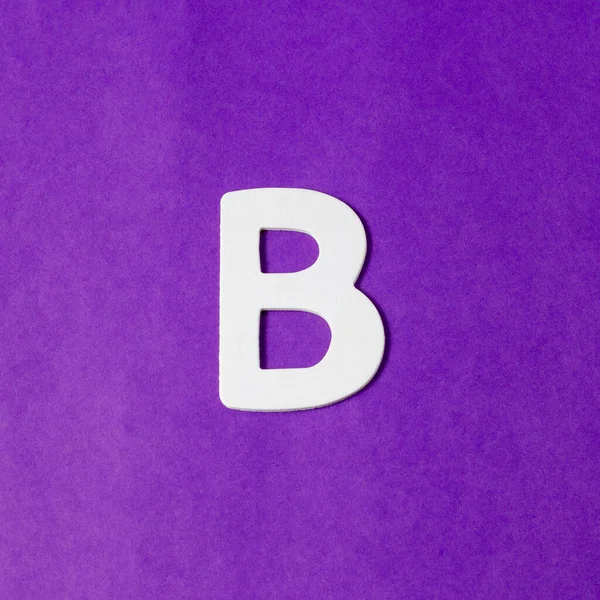 大文字B 木の質感 紫の背景 — ストック写真