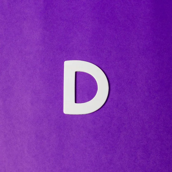 大文字D 木の質感 紫の背景 — ストック写真