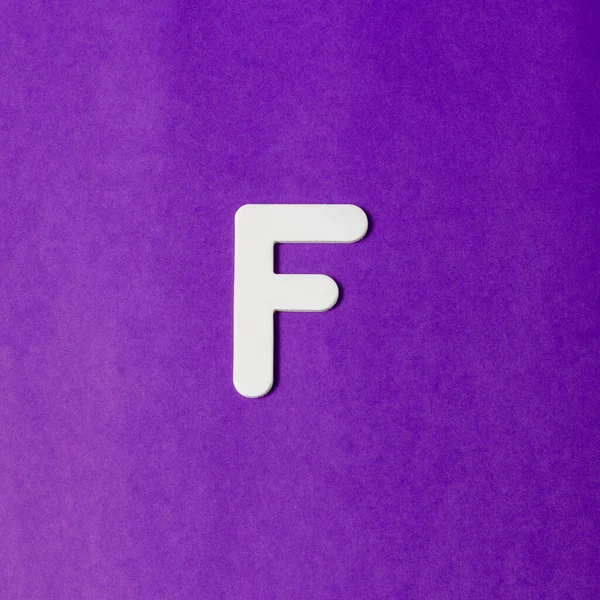 大文字F 木の質感 紫の背景 — ストック写真