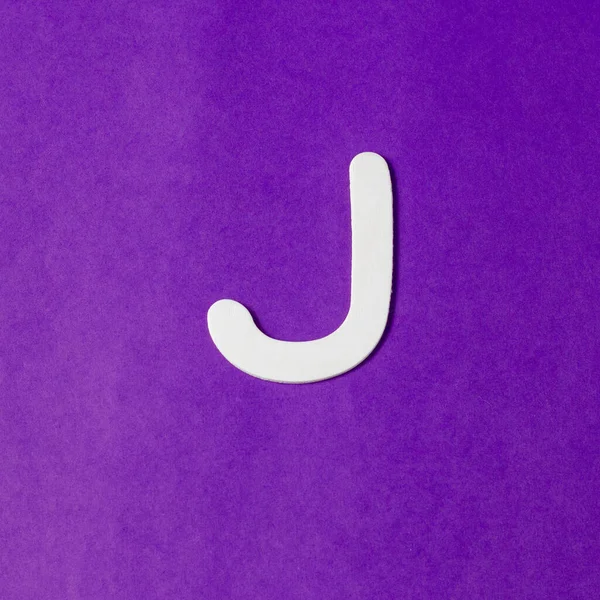 大文字J 木の質感 パープルの背景 — ストック写真