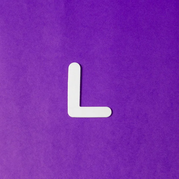 大文字L 木の質感 紫の背景 — ストック写真