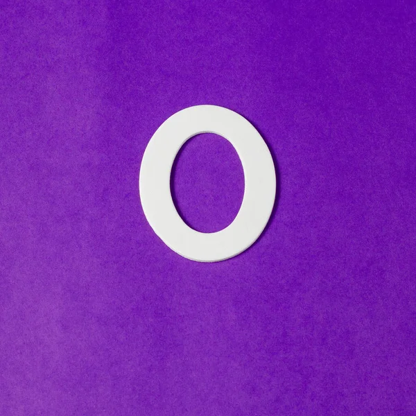 木の質感の文字O 紫の背景 — ストック写真