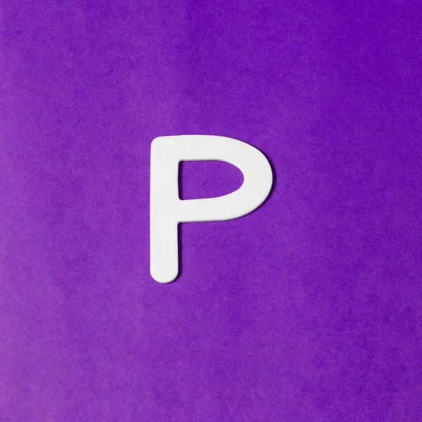 大写字母P 木制纹理 紫色背景 — 图库照片