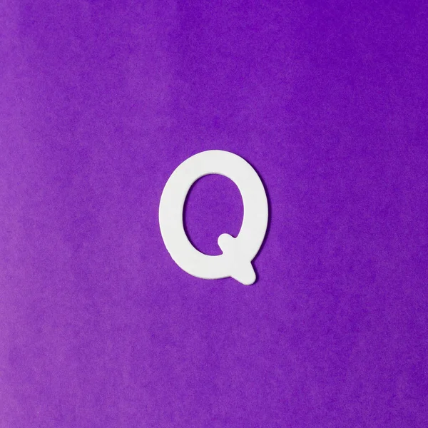 木材质感字母Q 紫色背景 — 图库照片
